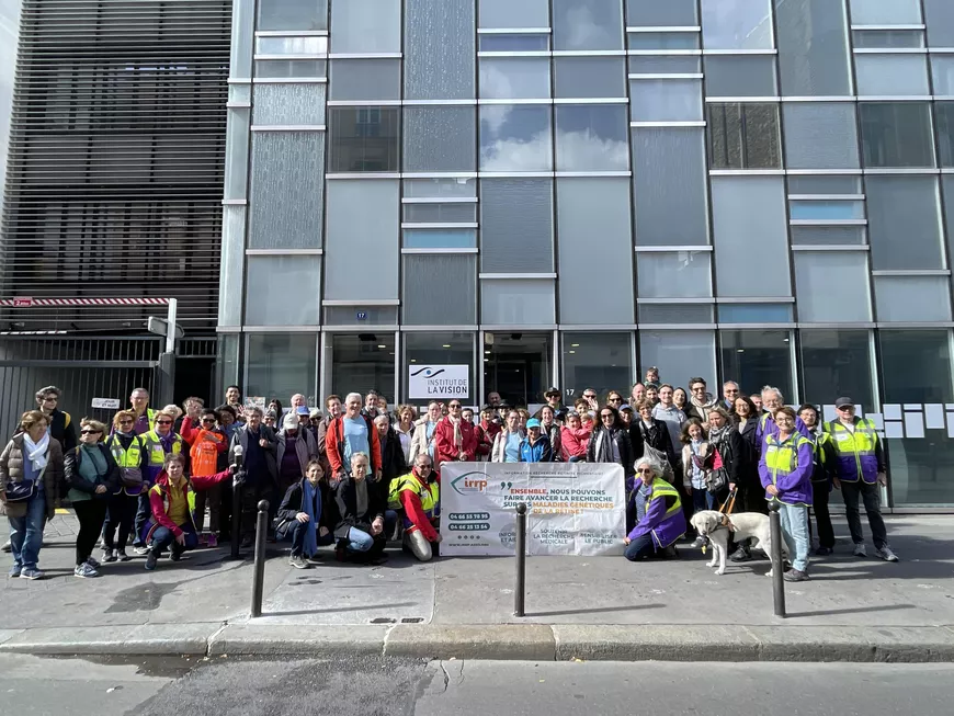 Les participants à la marche pour la vue devant l'Institut de la Vision