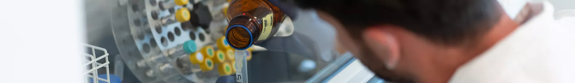 Un chercheur de l'Institut verse du liquide dans un tube à essai